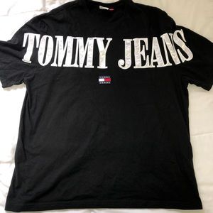 Embroidered Tommy Hilfiger tee! ❤️